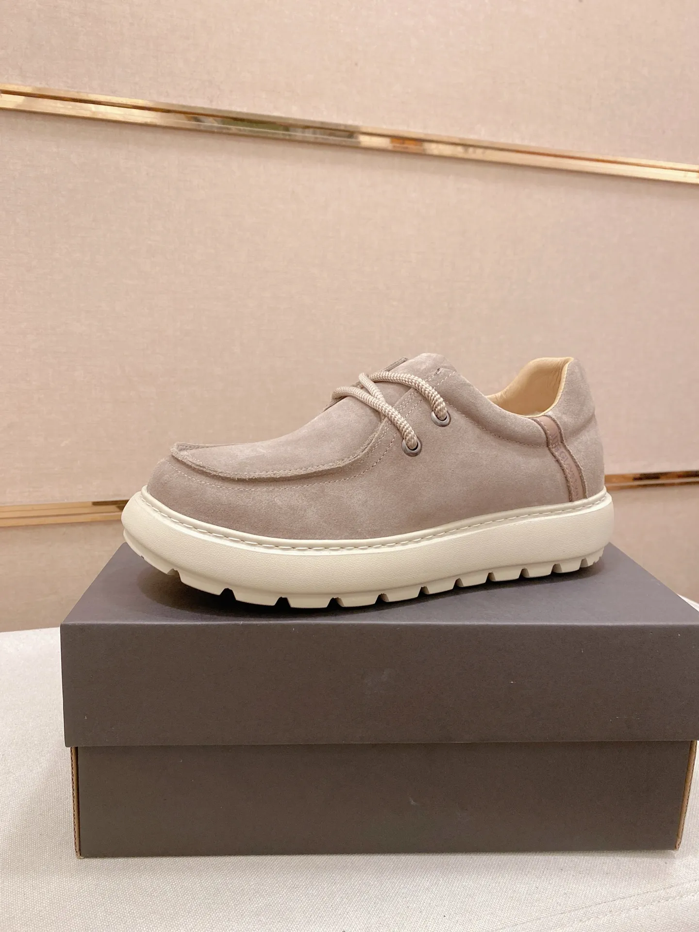 Factory price: 600💰New UGG fur-integrated men's simple and fashionable snow shoes. The most worth buying at the end of this year are warm casual shoes. Whether you are out and about at home, their comfortable and warm performance will be your most suitable fashion companion! The material is cowhide upper and imported wool is used inside. Two layers of cowhide for warmth and comfort! The eva+ rubber patch outsole is cushioned, non-slip and wear-resistant, and has good elasticity. It is light and wear-resistant, comfortable and soft, and the new simple cut is more fashionable. It has both practicality and fashion sense, so you no longer have to worry about how to match it in winter, while still maintaining your fashionable taste. High-quality genuine wool produced in Dongguan. The material depends on the details! Size: 39-40-41-42-43-44-45 sneaker size